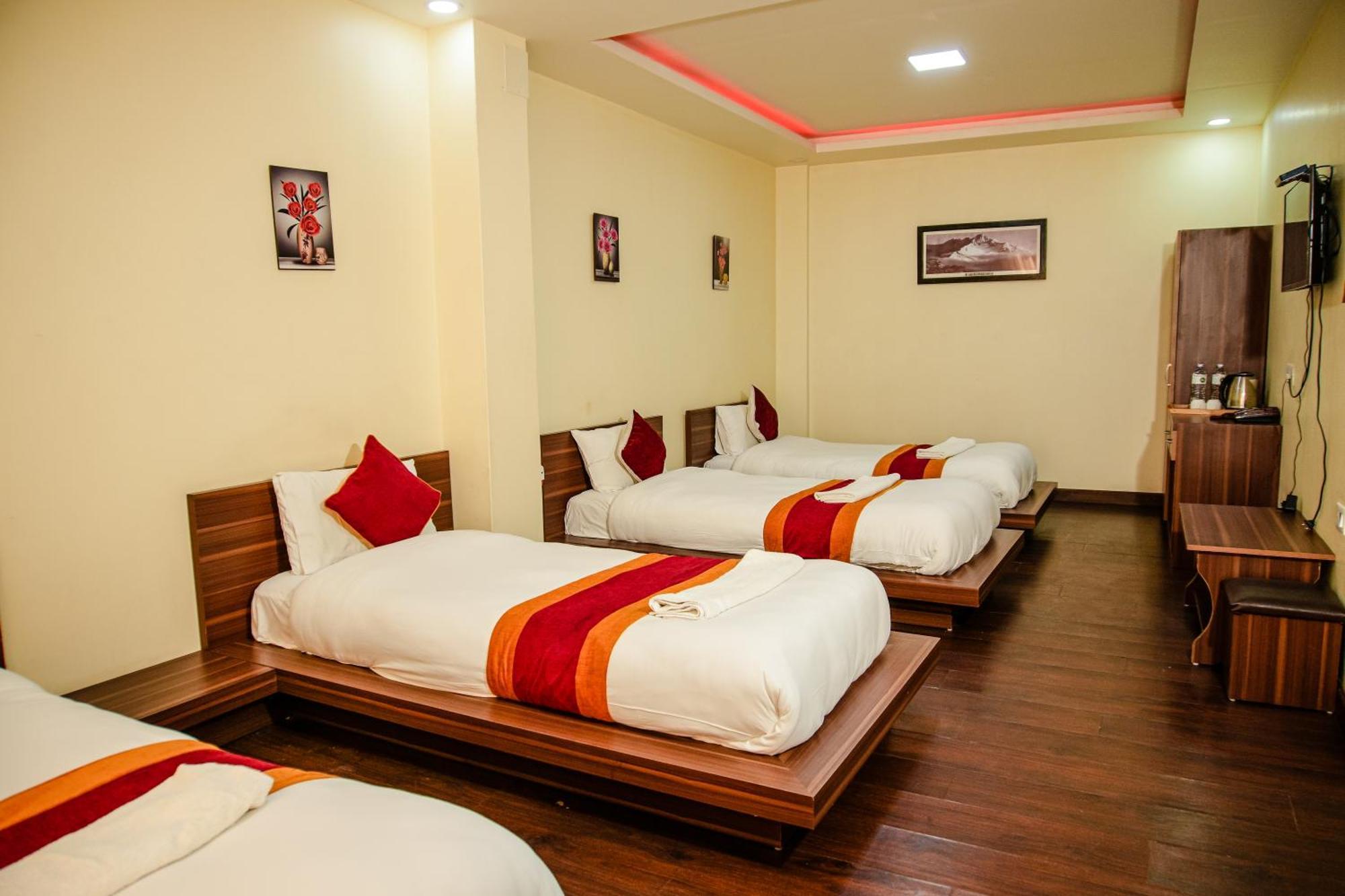 Hotel Edingo Inn Itahari Buitenkant foto
