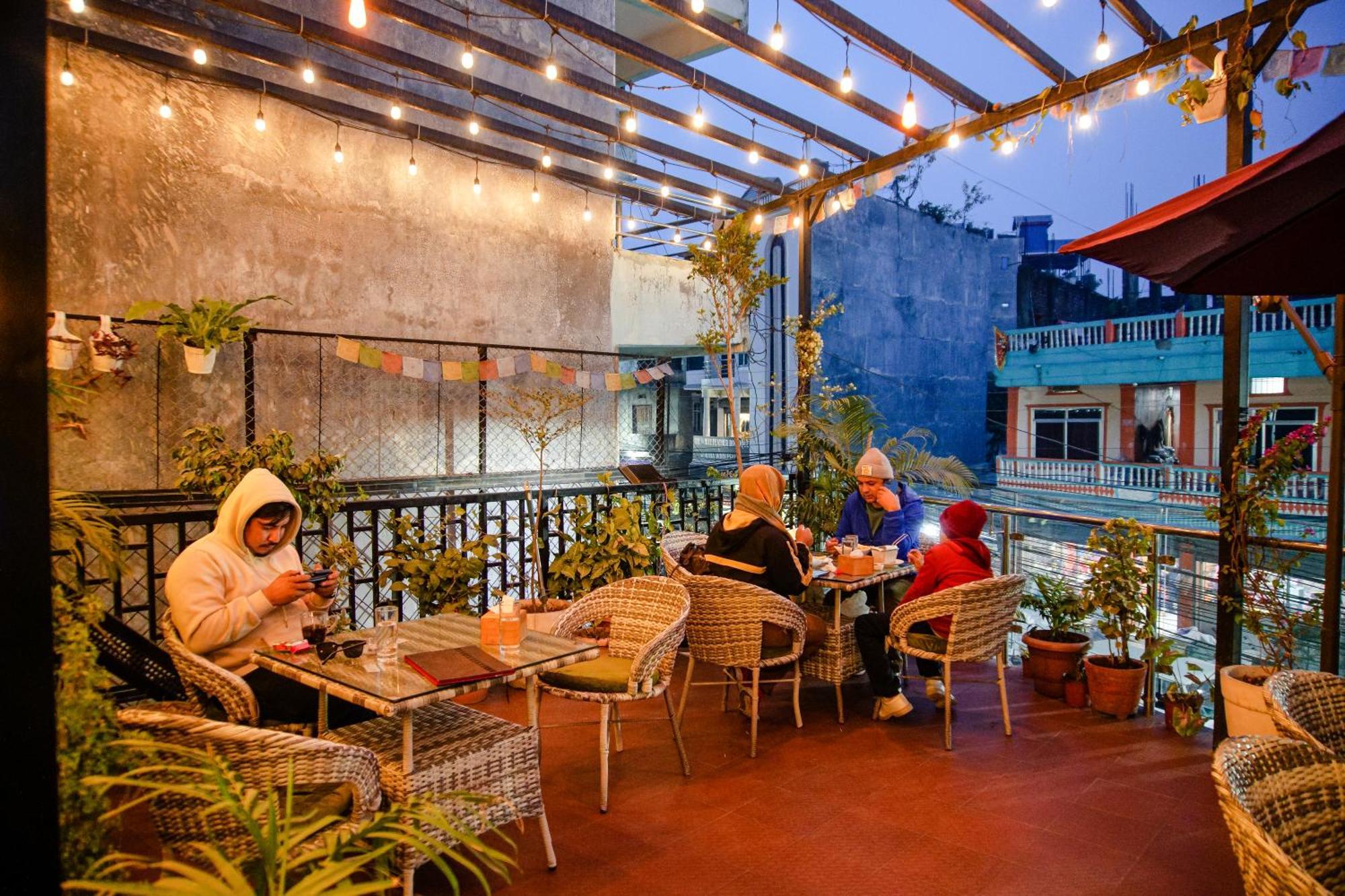 Hotel Edingo Inn Itahari Buitenkant foto